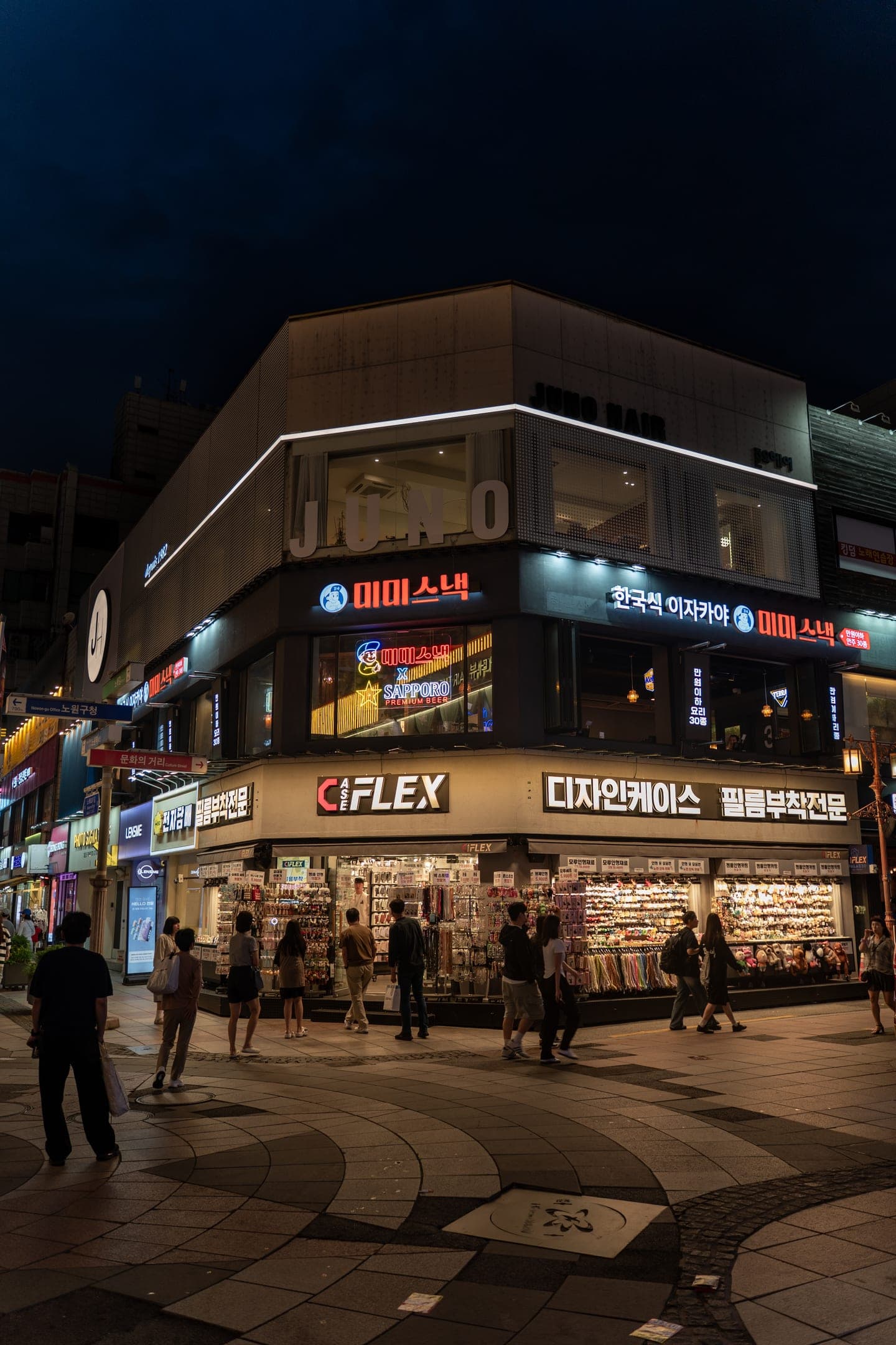 노원역 매장 외관 — 야간 거리의 미미스낵 간판